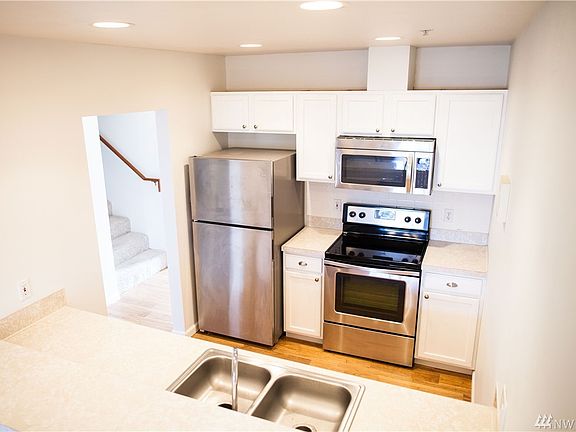 3rd image of 15815 Admiralty Way APT C2