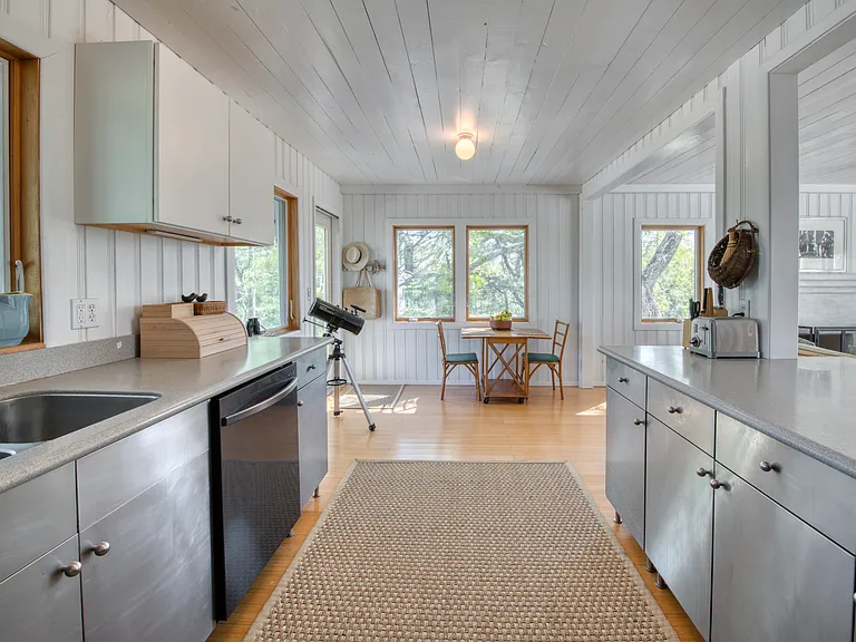 2045 Lake Dr — Photo 8
