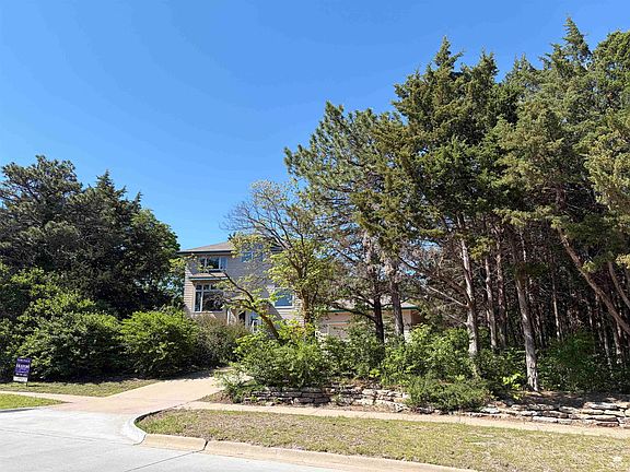 2nd image of 1900 Crescent Dr