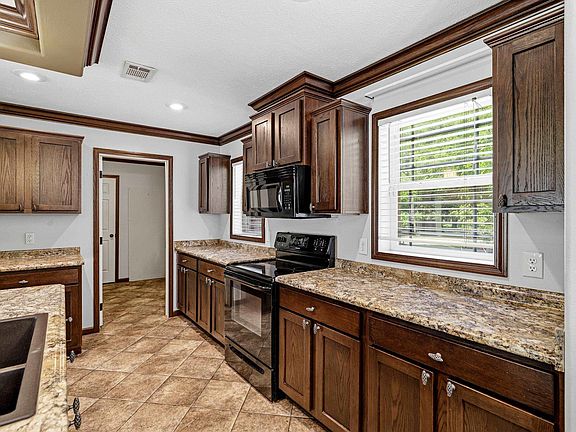4th image of 124 Brook Orchard Blvd