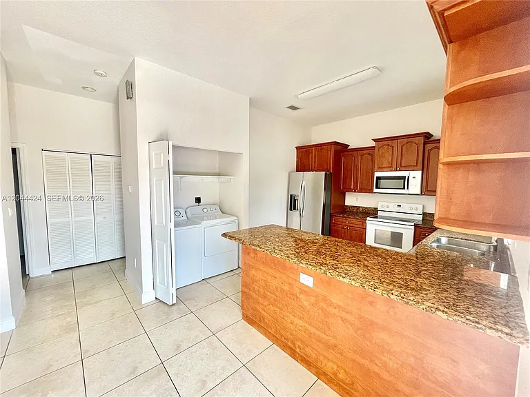 2487 W 5th Ct — Photo 3