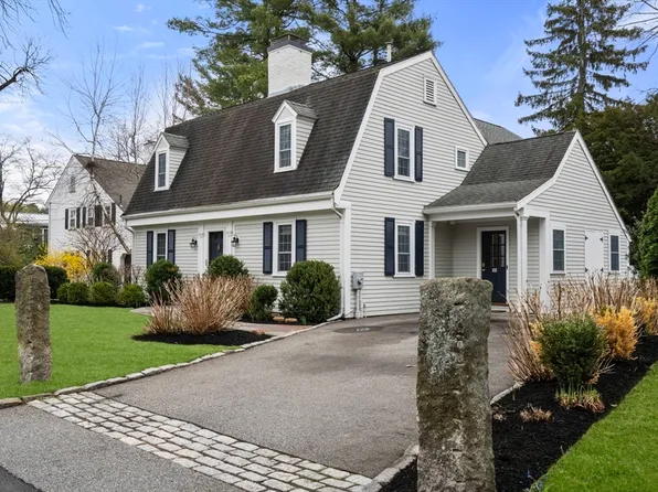 4 Hampden St, Wellesley, MA 02482