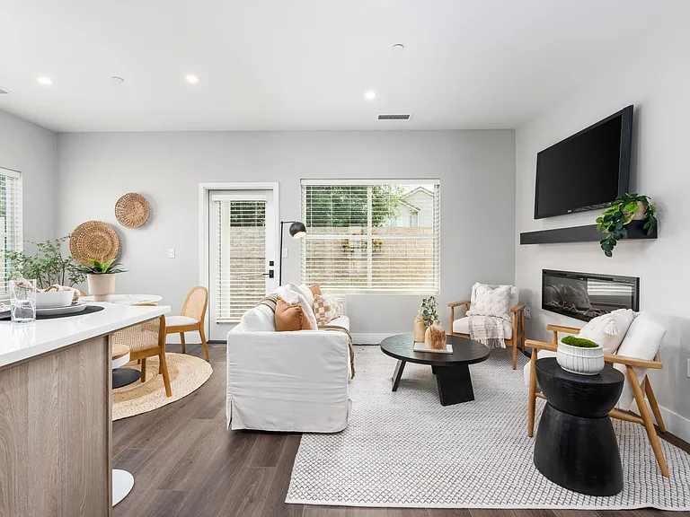 The Palms Luxury Condominiums — Photo 32