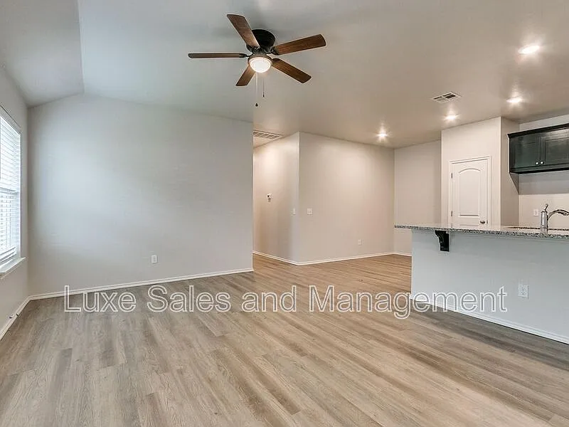3 bed, 2.0 bath, 1200 sqft, $1,545 — Photo 3