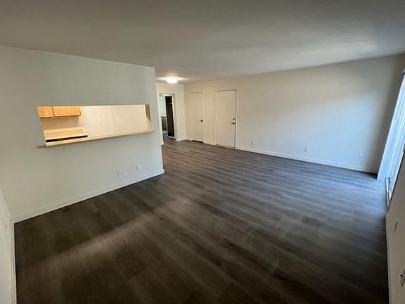 4th image of 530 Palm Dr #207