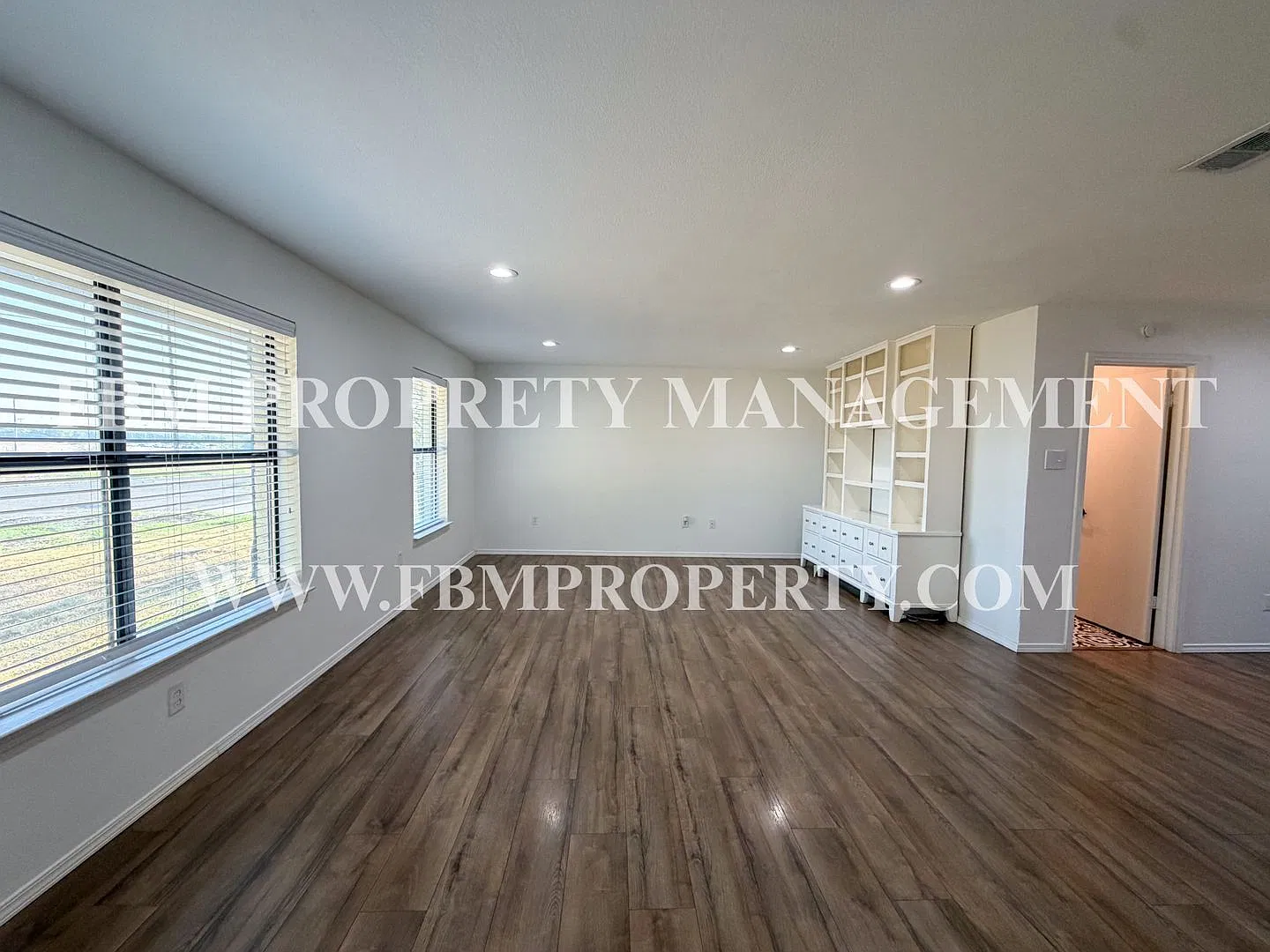 3 bed, 2.0 bath, 1410 sqft, $2,000 — Photo 4