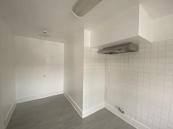 5th image of 700 S Gage Ave