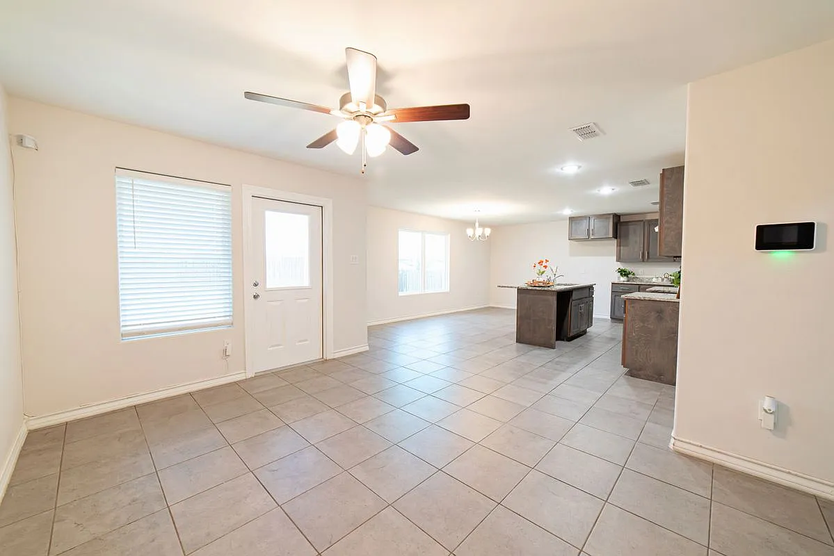 4 bed, 2.5 bath, 1859 sqft, $2,100 — Photo 4