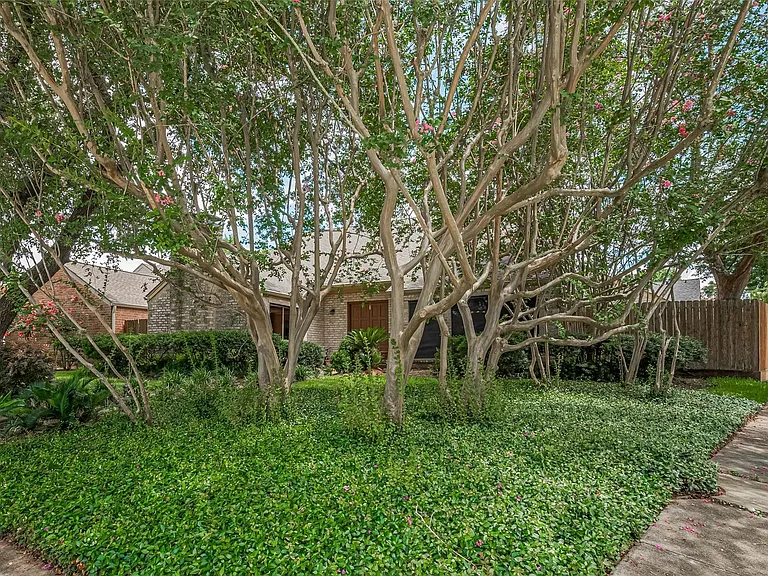 12231 Carriage Hill Dr — Photo 2