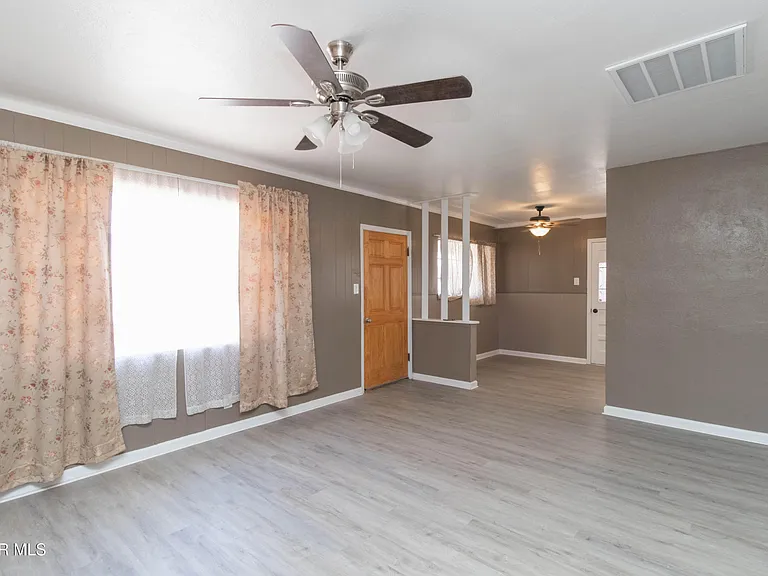 321 Walsh Ln — Photo 2