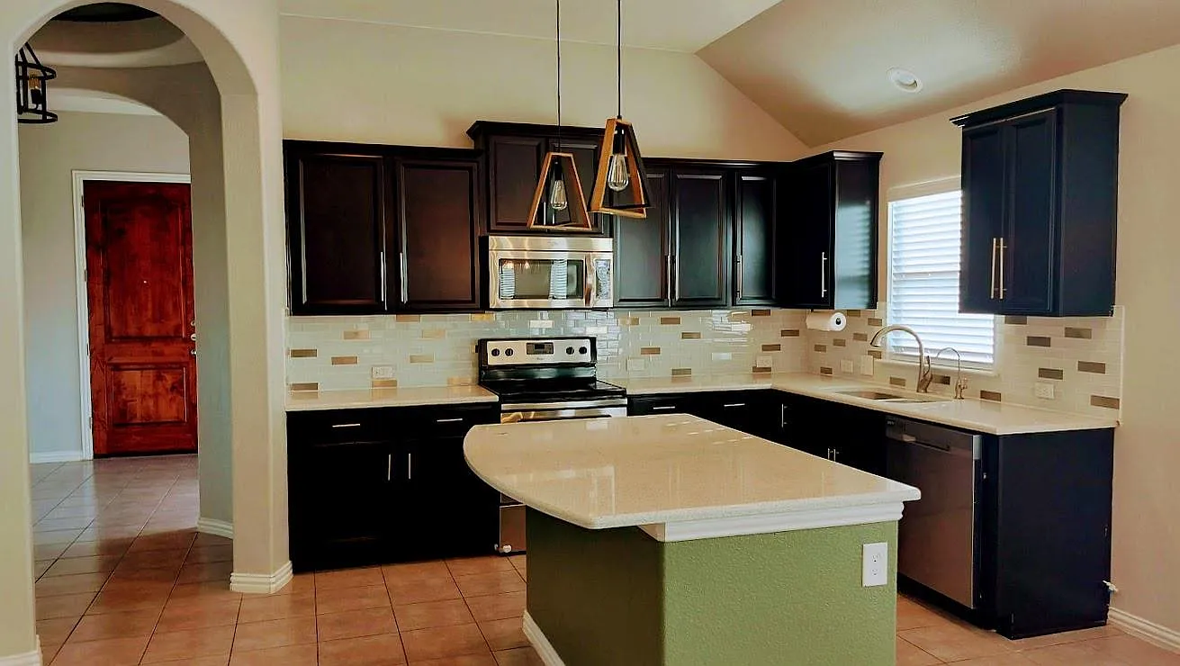 3 bed, 2.5 bath, 1984 sqft, $2,100 — Photo 4