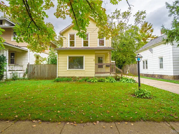 1413 Howard St, Port Huron, MI 48060