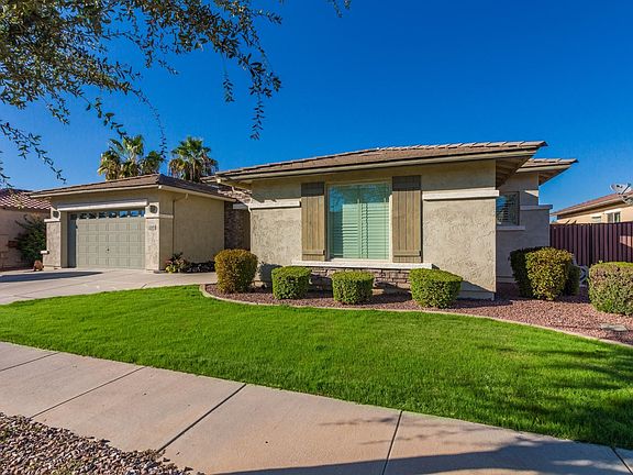 3rd image of 794 E Bellerive Pl