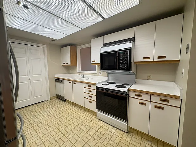 48 W Broadway — Photo 28