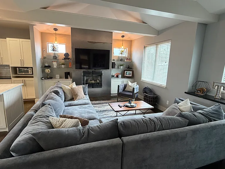 Living room (2nd floor)