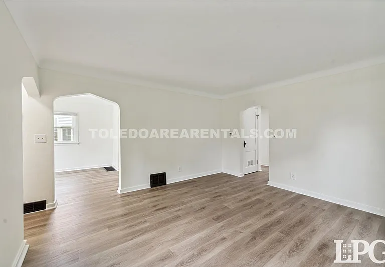 331 California Blvd — Photo 9