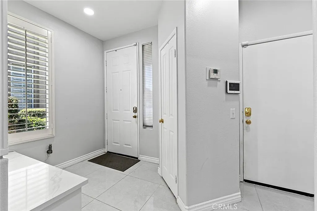 4 bed, 2372 sqft, $4,200 — Photo 4