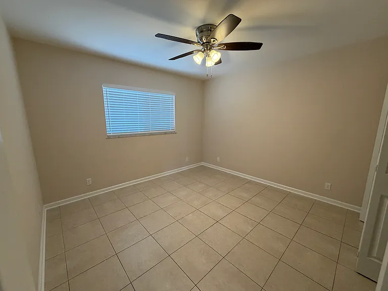 499 W Conference Dr — Photo 17