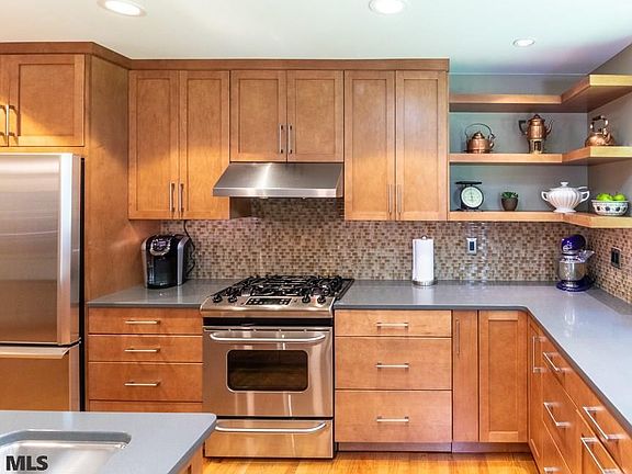 5th image of 640 Earl Dr