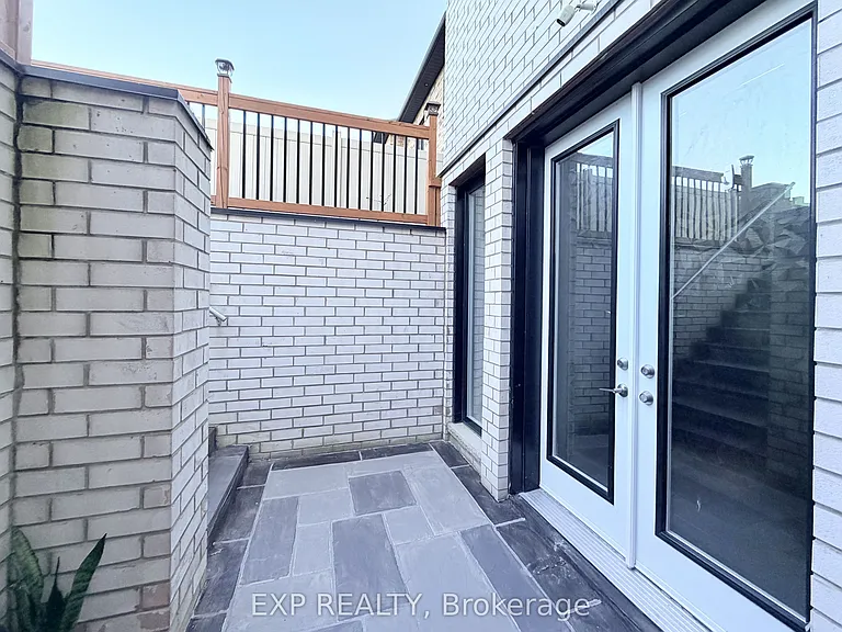 1606 Sandhurst Cres — Photo 8