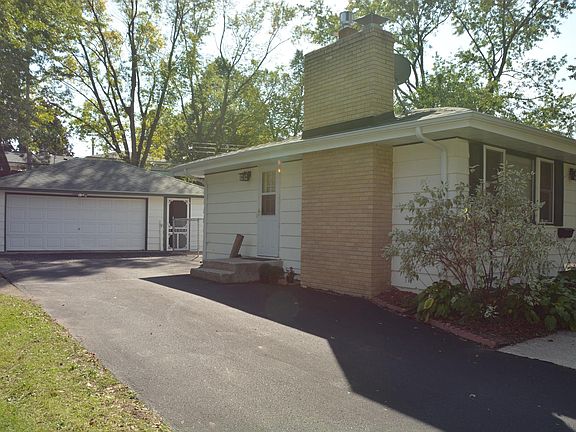Kitchen door access for easy transport on the groceries.