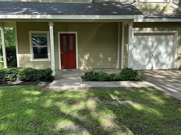 Entrance and garage for 402 E. Ash side