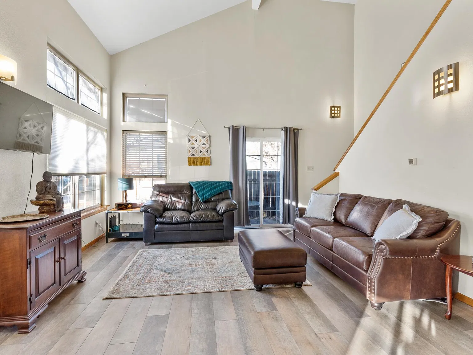 2 bed, 1300 sqft, $2,200 — Photo 3