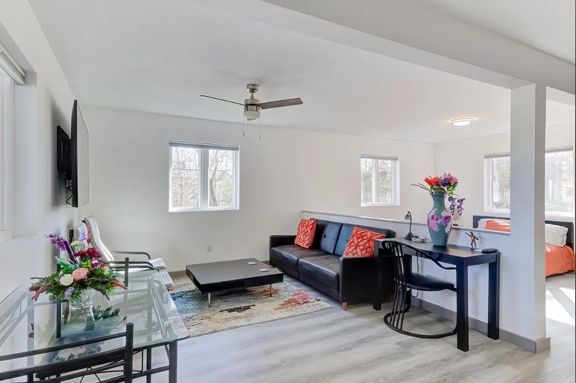 Studio, 650 sqft, $1,500 — Photo 3