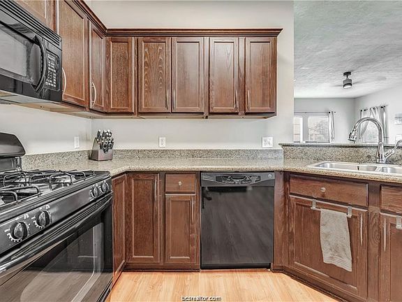 5th image of 910 Eagle Ave