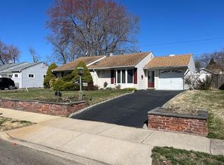 13 Ronan Rd, Glen Cove, NY 11542