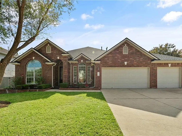 2405 Speidel Dr — Photo 1