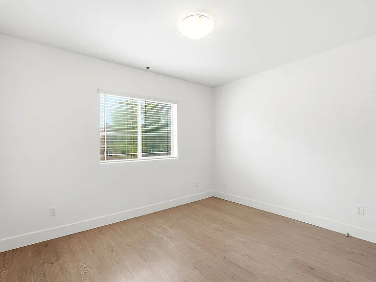11305 Moorpark St — Photo 43