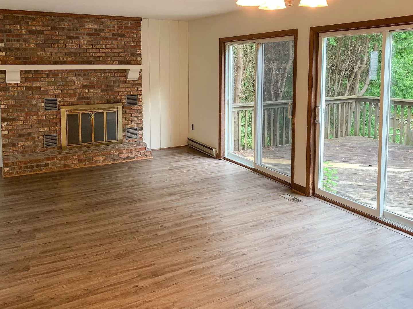 5 bedroom, 2 bathroom house (238 Spear St) — Photo 1