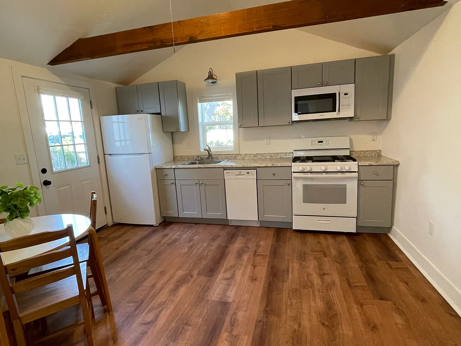 1 bed, 410 sqft, $2,450 — Photo 3
