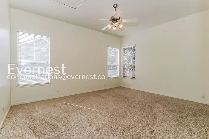 709 W 35th St — Photo 16