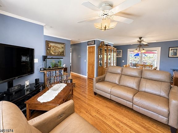 4th image of 32 Mountain Ave