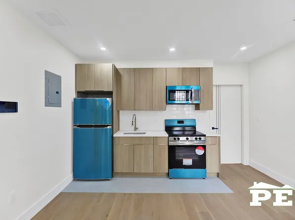 1715 Voorhies Avenue image 8 of 35