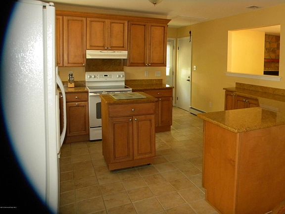 5th image of 85 Shorewood Dr