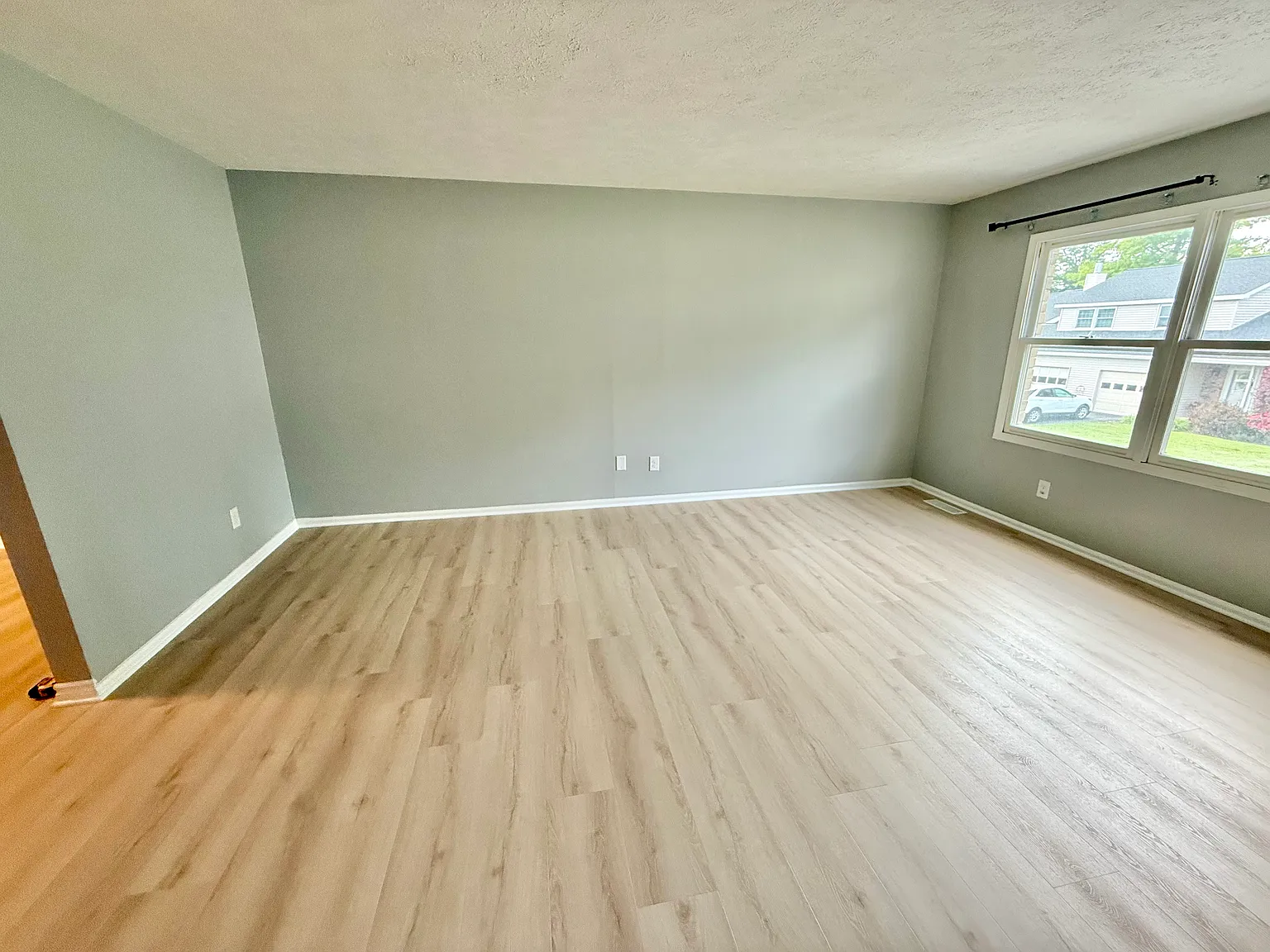 1083 Cunningham Dr — Photo 3