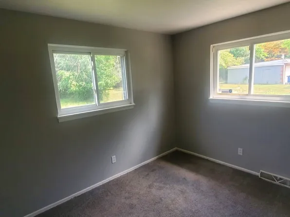 4595 Lee Rd, Cleveland, OH 44128