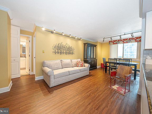 2nd image of 1919 Chestnut St APT 1821