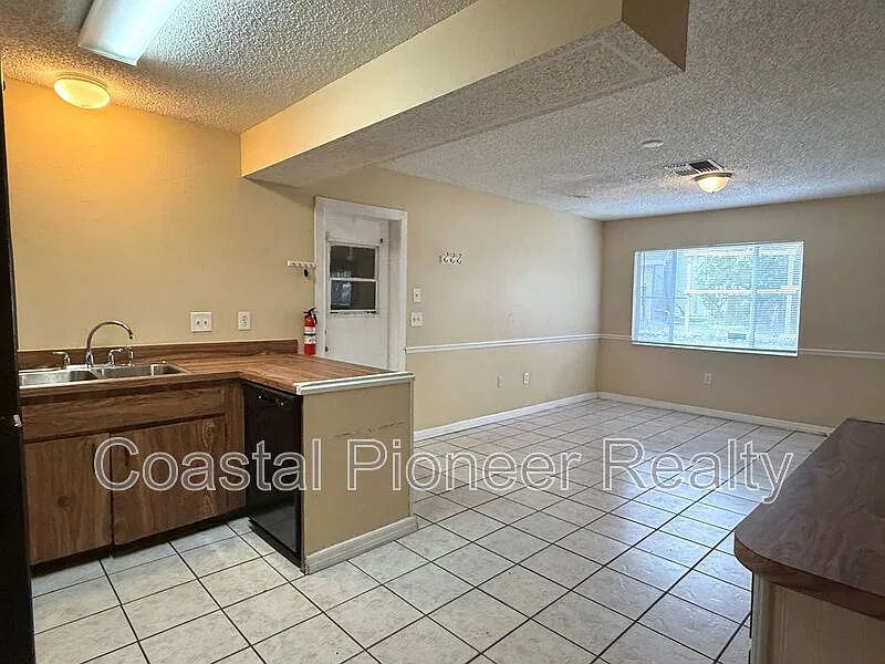 3 bed, 2.0 bath, 1448 sqft, $1,650 — Photo 3