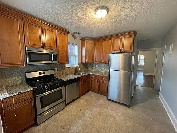 3rd image of 4949 Winona Ave Unit 1