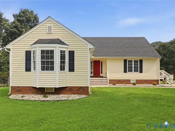 8890 Dunnston Dr, Amelia Court House, VA 23002