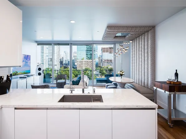 3130 N Harwood St APT 807, Dallas, TX 75201