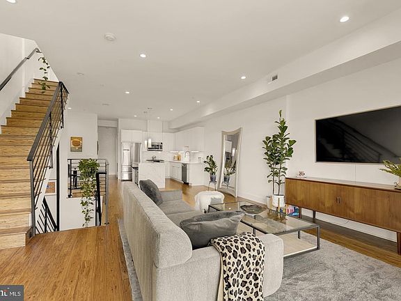 4th image of 3819 14th St NW Room 4