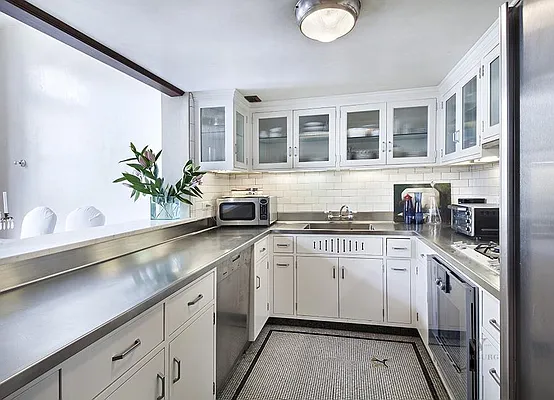 Sold by Warburg | media 18