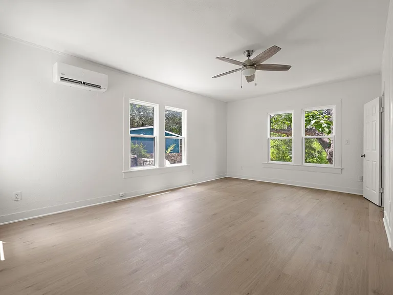 1301 Sloan St — Photo 16