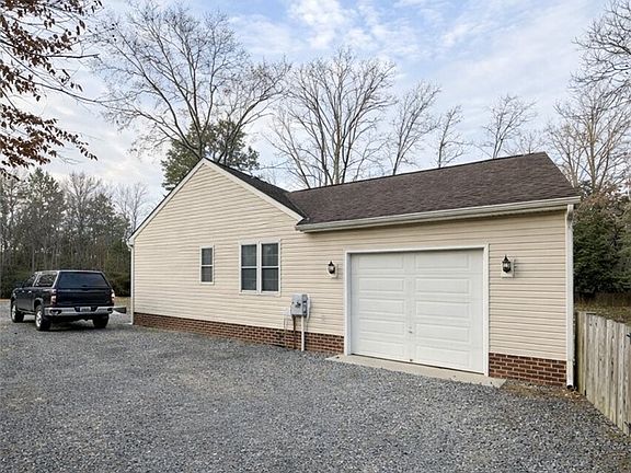 3rd image of 211 Pine Ridge Rd