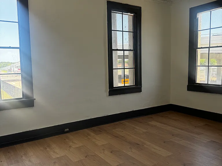 421 E Henderson St — Photo 12